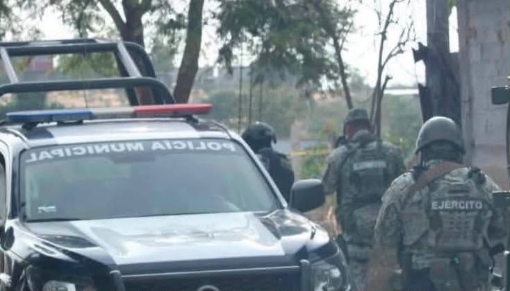 Policía municipal y elementos del Ejército durante la atención a hechos de violencia en Oaxaca