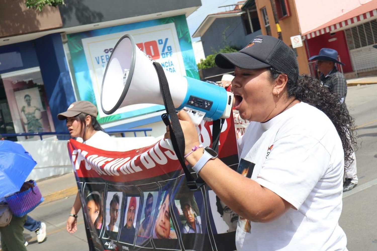 Colectivos exhiben fotografías de personas desaparecidas durante la protesta