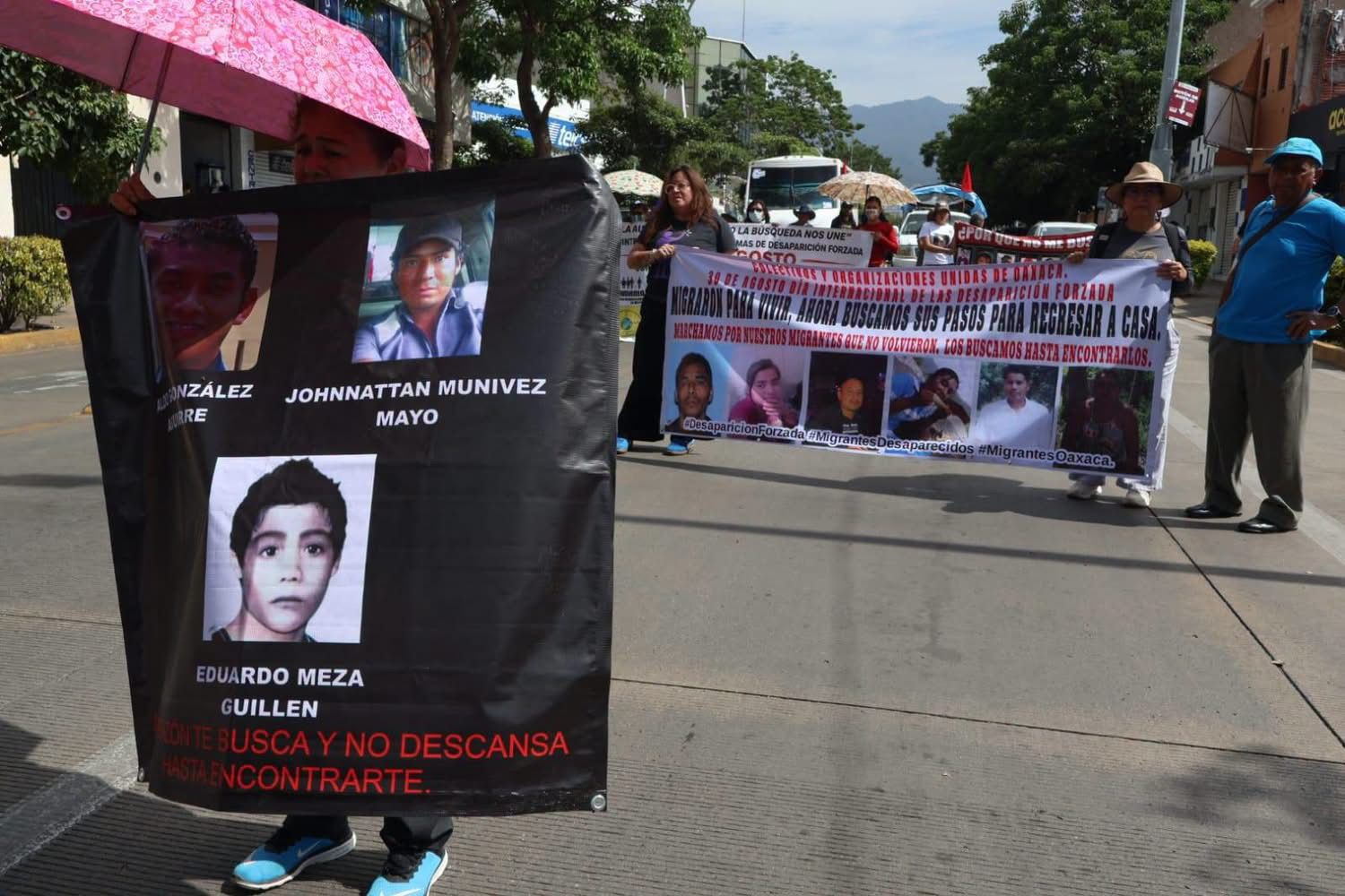 Familias y colectivos de búsqueda marchan en Oaxaca con fotografías de personas desaparecidas