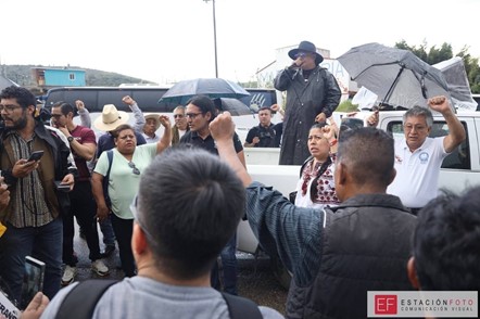Maestros de la Sección 22 protestan bajo la lluvia en Suchilquitongo