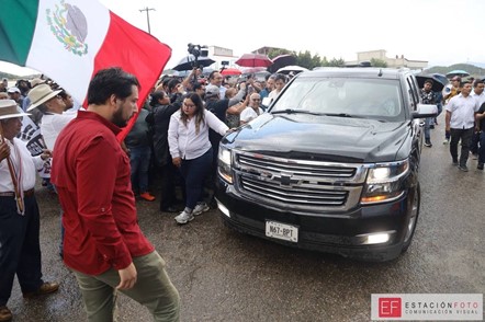 Integrantes de la Sección 22 bloquean el paso de la camioneta de Claudia Sheinbaum