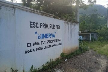 Barda de la Escuela Primaria Rural Federal “Minerva” con la leyenda Agua Fría, Juxtlahuaca, Oaxaca