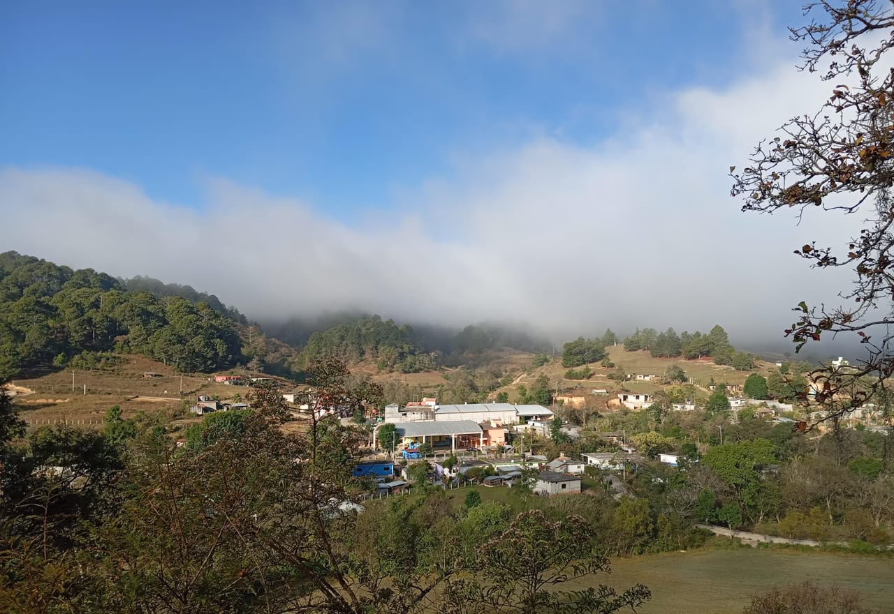 Vista panorámica de la comunidad de Agua Fría, entre montañas y niebla, en Juxtlahuaca, Mixteca de Oaxaca