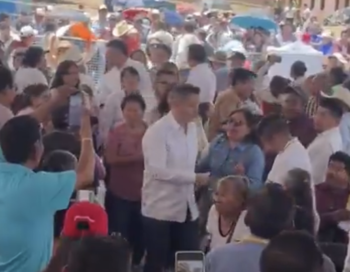 De los aplausos a la amnesia: morenistas abuchean a Murat en Huajuapan y Sheinbaum les pone freno