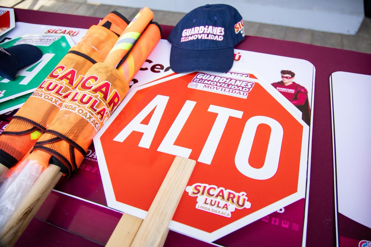 Autoridades durante el arranque del programa