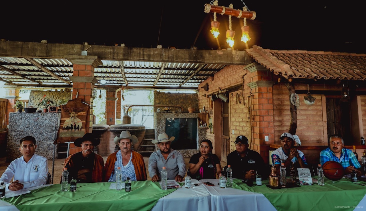Representantes portando la indumentaria tradicional zoquitéca
