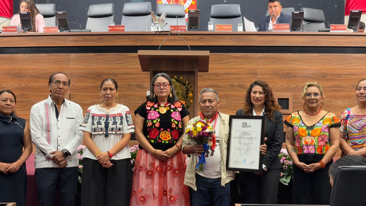 Víctor Orozco “Cha'ca” recibe la medalla Rodolfo Morales