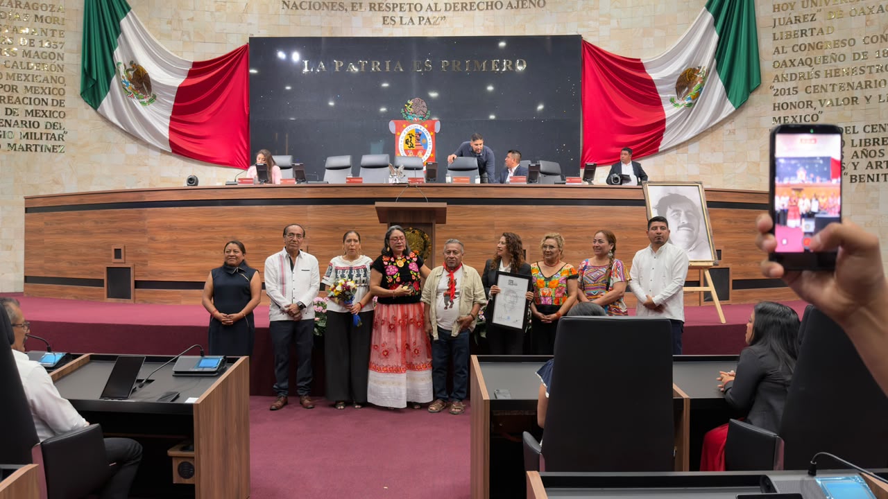 Víctor Orozco “Cha'ca” recibe la medalla Rodolfo Morales