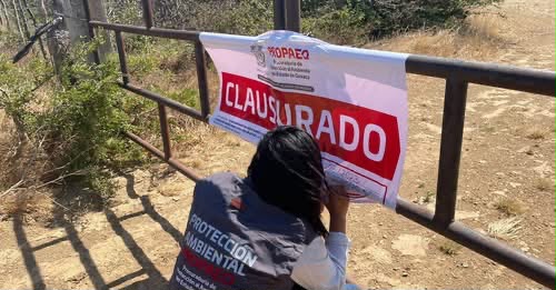 Sello de clausura de la Procuraduría de Protección al Ambiente en una reja