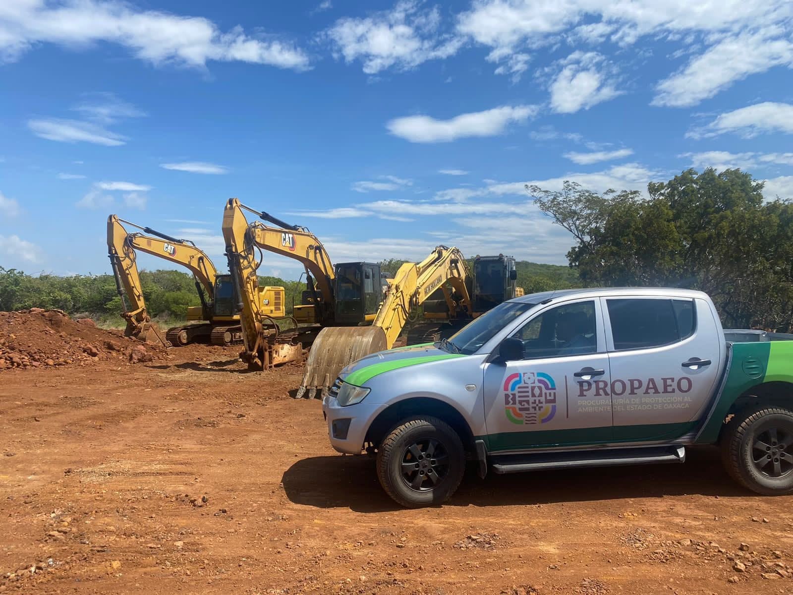 Excavadoras en un banco de material junto a un vehículo de la Propaeo