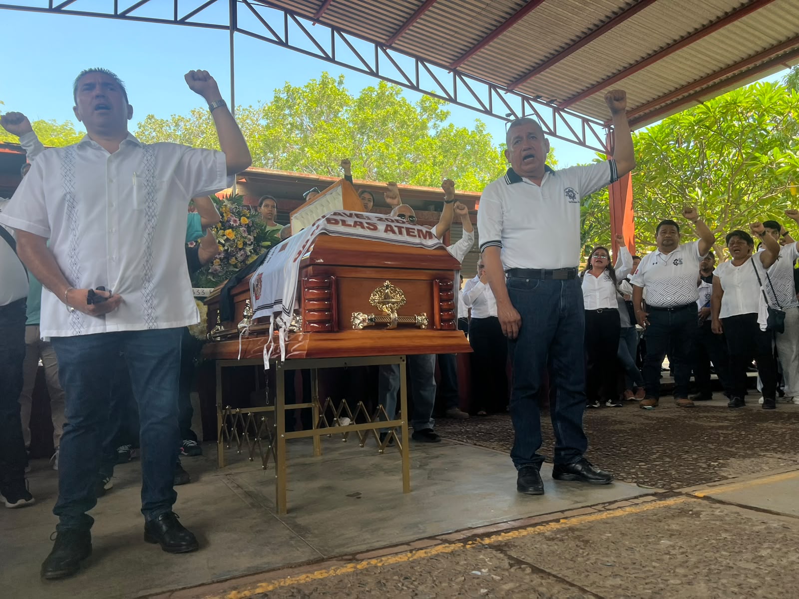 Docentes levantan el puño durante el último pase de lista