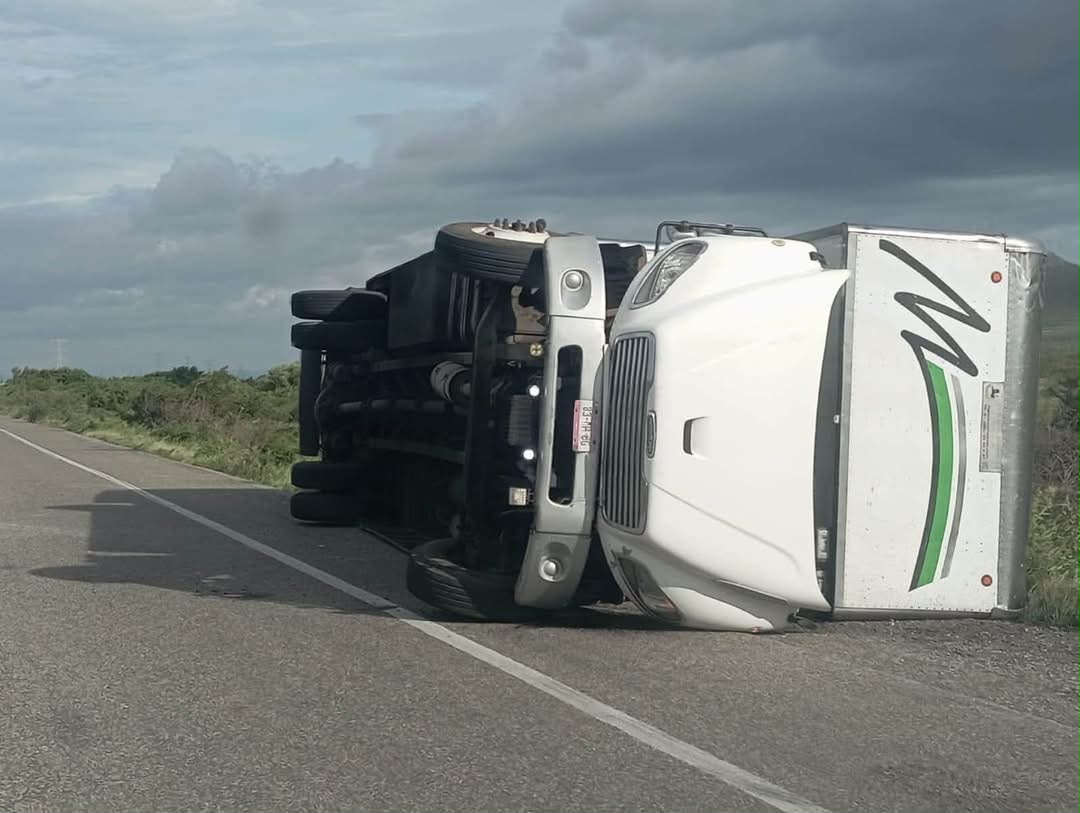 Camión de carga volcado sobre su costado en una carretera de La Ventosa