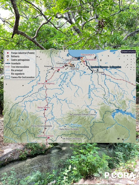 Mapa con el logotipo de Geocomunes sobre una fotografía de vegetación y un arroyo